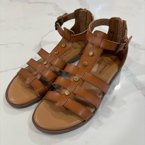 Time and Tru Tan Brown Leather Strappy Studded Gladiator Flat Sandals Size 6 - Picture 1 of 11